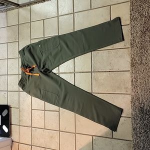 Figs scrub pants in MOSS small petite